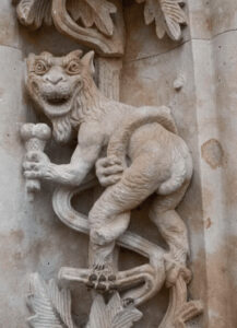 Gargolas y figuras extrañas en la catedral de Salamanca puerta de Ramos
