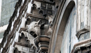 Gargolas y figuras extrañas en la catedral de Santa Maria di Fiore Florencia